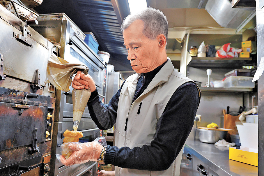經典「忌廉筒」工序繁複，全憑師傅心血。