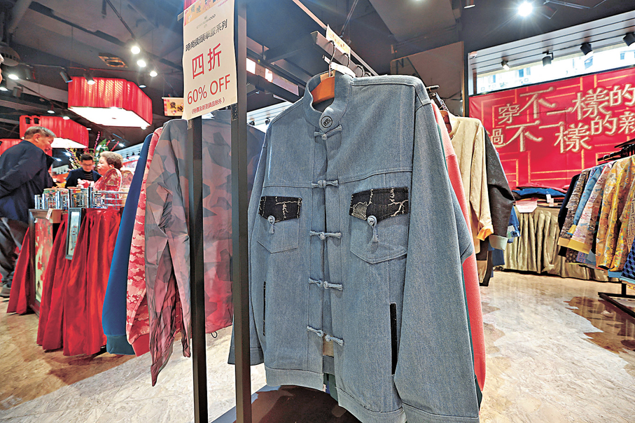 以牛仔布製作的華服，將街頭文化與傳統工藝結合。