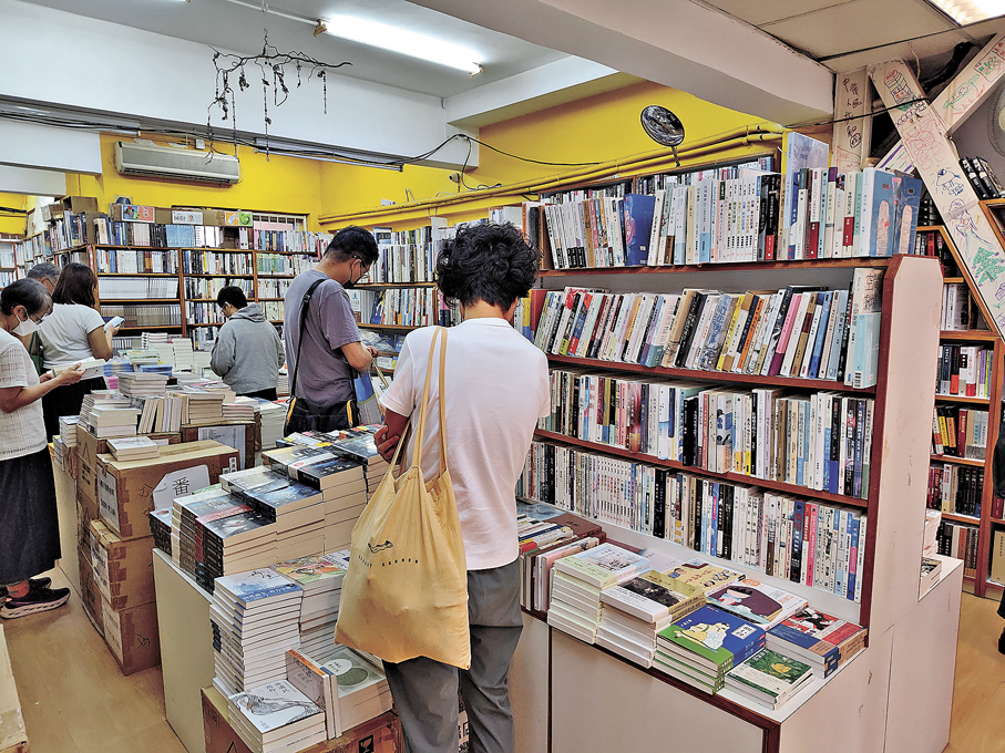 ●香港文匯報記者到「樂文書店」銅鑼灣店查探。 香港文匯報記者 攝