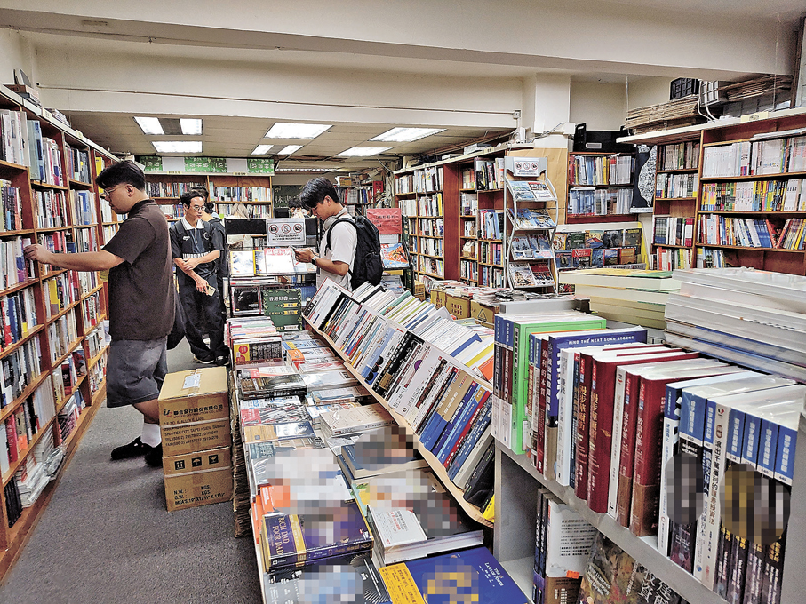 ●香港文匯報記者來到「榆林書店」查探。  香港文匯報記者 攝