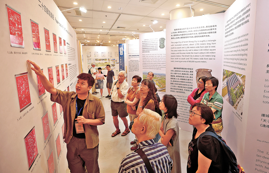 ●總結8天展期，會場內人潮絡繹。圖為導賞員在介紹二十四節氣剪紙。  香港文匯報記者郭木又  攝