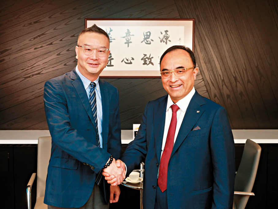 ●陳凱（右）接受香港文匯報《經湋論》主持陳湋銘專訪。 香港文匯報記者郭木又  攝