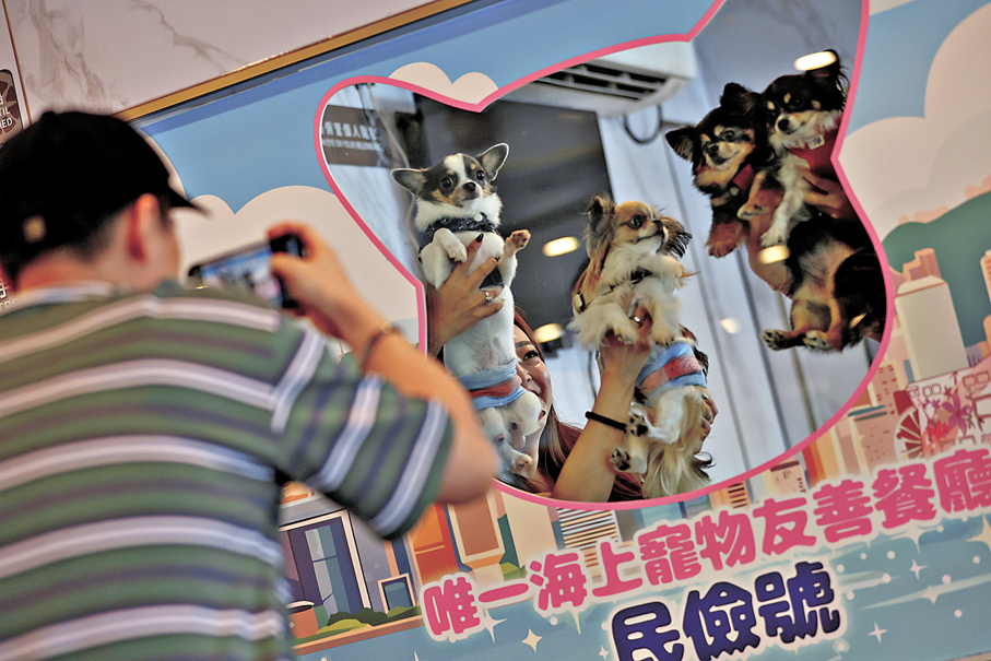 ●狗主與愛犬在船上打卡。 香港文匯報記者萬霜靈  攝