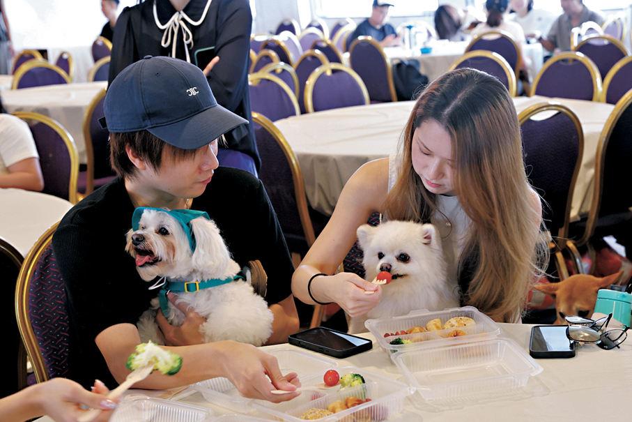 ●狗主與愛犬在船上餐廳共進午餐。 香港文匯報記者萬霜靈  攝