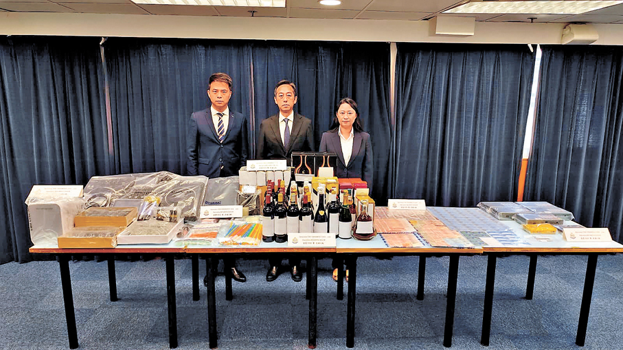 ●警方展示在行動中檢獲的部分證物。 香港文匯報記者林兆崙  攝