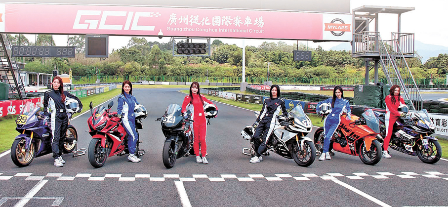 ●佳麗們換上賽車手服在賽道上拍攝。  香港文匯報記者達里  攝