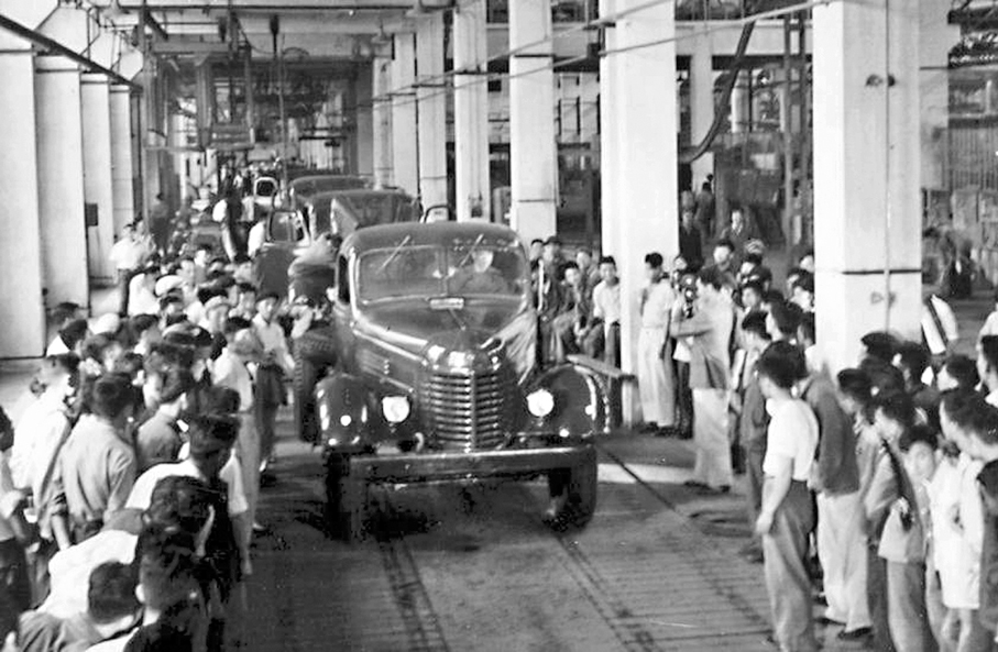 ●1956年7月13日，中國國產第一輛解放牌汽車從總裝配線下線。   資料圖片