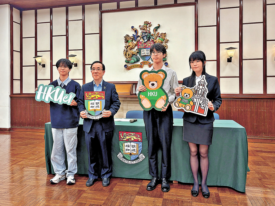 ●港大昨日簡介今年大學聯招收生安排。圖為（左二起）嚴志堅、李子聰、馬詠怡。   香港文匯報實習記者畢咏璇 攝