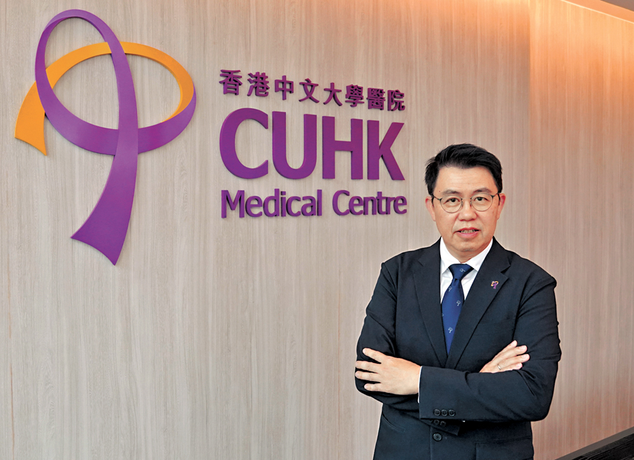 ●香港中文大學醫院行政總裁鍾健禮近日接受香港文匯報專訪，講述上任一年的工作心得。他形容中大醫院至今已摸索出穩定可持續的服務模式。   香港文匯報記者曾興偉  攝