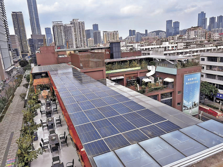 ●港華智慧能源在內地工商物業天台設置分布式光伏發電項目。  香港文匯報記者李昌鴻  攝