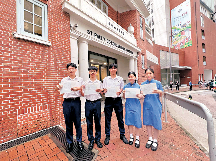 ●聖保羅男女中學狀元合照。左起：狀元蔡善行、莊以臨，「超級狀元」王繹嘉、馬端行、陳凱然。 香港文匯報記者李千尋  攝