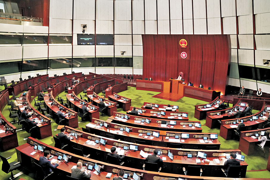 ●《皇崗口岸港方口岸區條例草案》昨日在香港特區立法會作首讀及二讀程序，保安局局長鄧炳強就該條例草案向立法會作出發言。 中新社