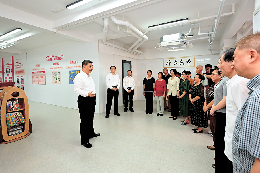 ●7月15日，中共中央總書記、國家主席、中央軍委主席習近平在上海考察。這是習近平在黃浦區半淞園路街道市民新村居民區考察時，在社區黨群服務站同居民代表、街道幹部、社區工作者等親切交流。 新華社