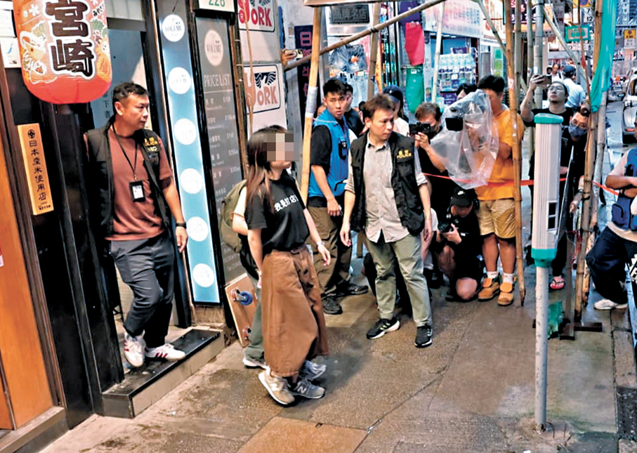 ●國安警搜查旺角「黃店」留下書舍拘捕一名女子。 香港文匯報記者林兆崙  攝