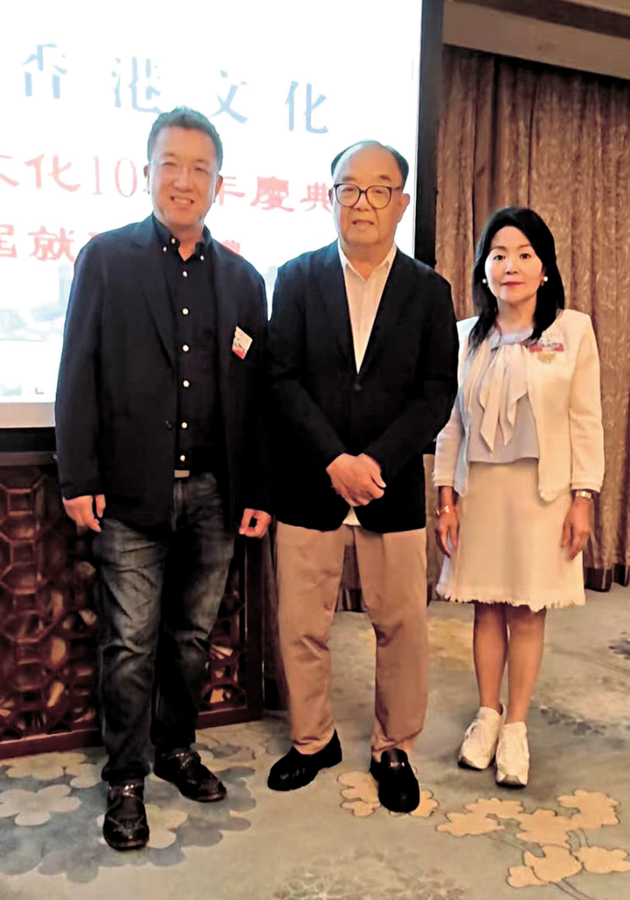 ●六月初，「卓越香港文化」的徐仁昌會長正式交棒給毛偉琪和高紅，希望他們繼續努力前行。 作者供圖