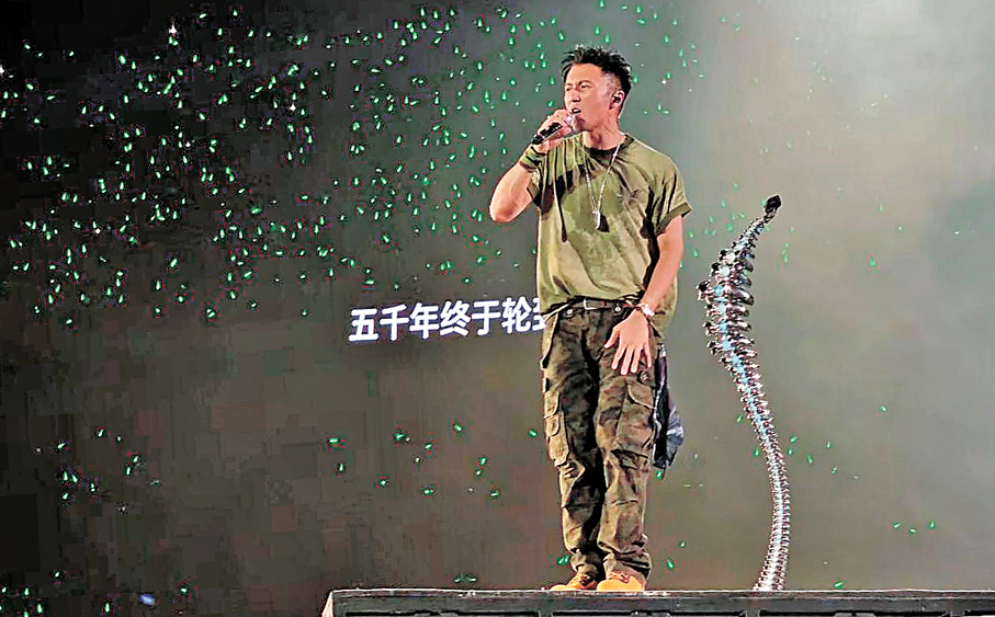 ●霆鋒的上衣前胸被汗水濕透。   香港文匯報記者馮雷 攝