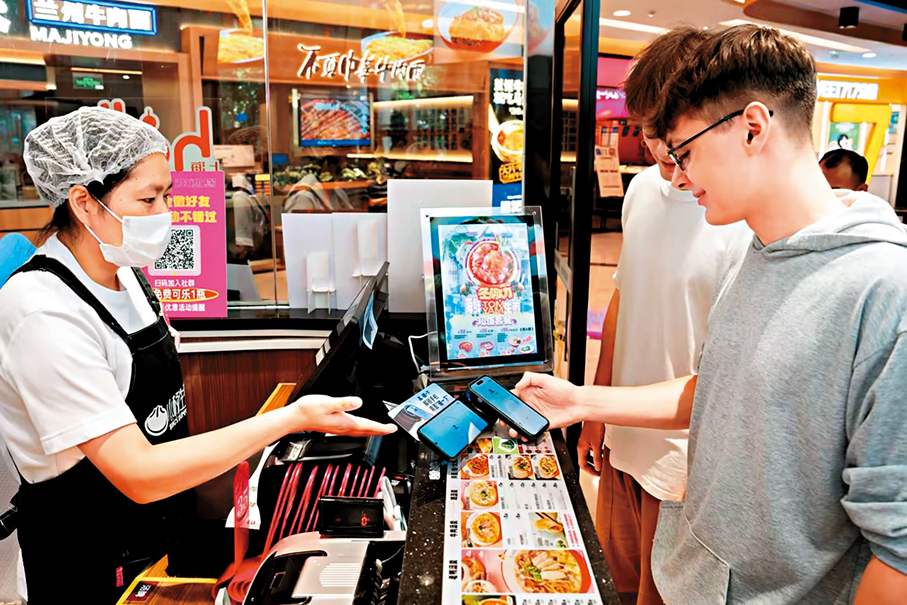 ●愈來愈多外國遊客前往中國。圖為外國遊客在中國購物選擇使用支付寶Alipay。 資料圖片