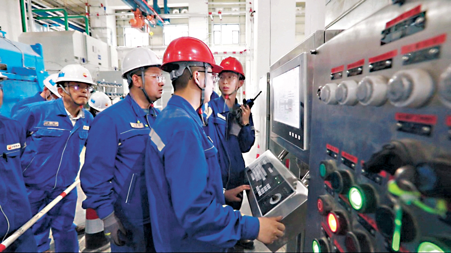 ●塔里木120萬噸/年乙烯工程電驅壓縮機房。 香港文匯報庫爾勒傳真