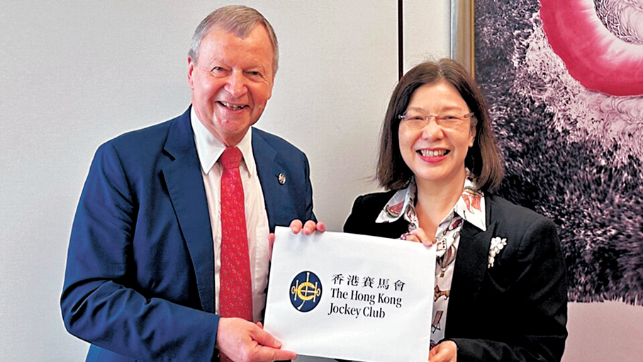 ●應家柏（左）向政制及內地事務局局長謝小華（右）提交「香港首個五年規劃」建議書。