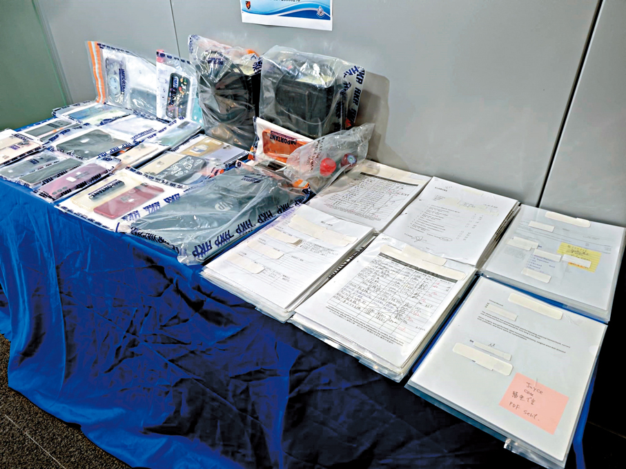 ●警方檢獲的文件、電腦及手機等證物，包括醫生信。香港文匯報記者劉友光  攝