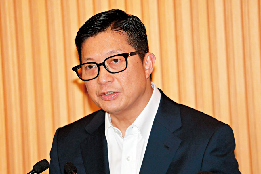 ●鄧炳強表示，書商有責任確保所售賣書籍不會危害國家。資料圖片