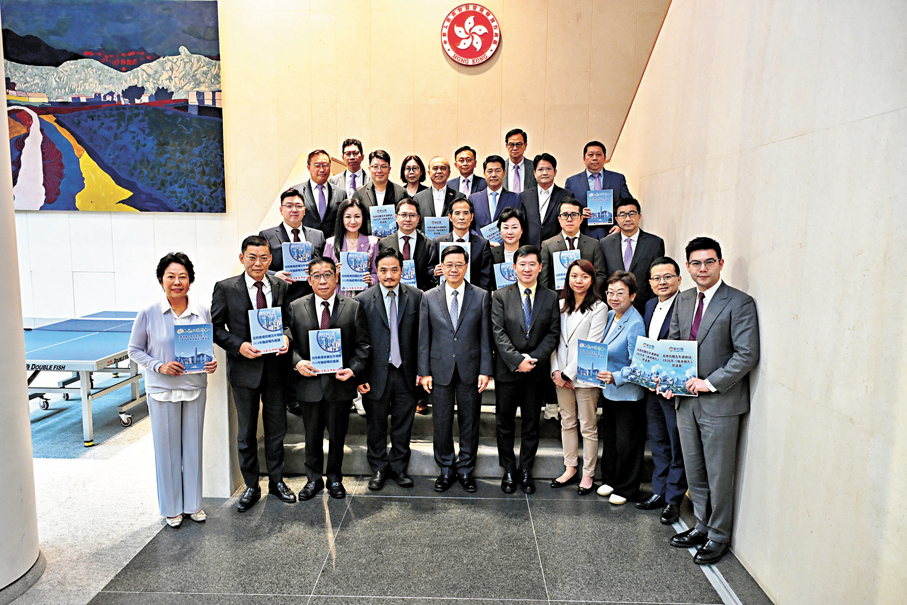 ●三大基層社團的代表昨日與特首會面，並向特區政府遞交建議書。 團體供圖