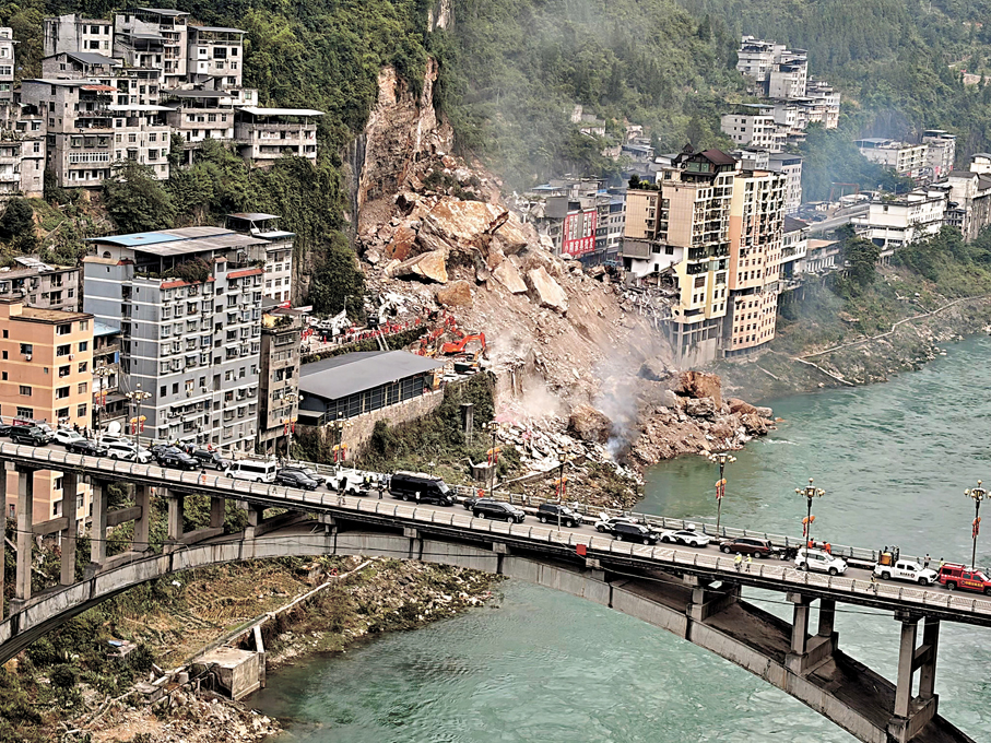 ●7月17日9時許，重慶市彭水縣漢葭街道烏江三橋附近發生山體垮塌，造成房屋倒塌，有人員被困。圖為山體垮塌現場。香港文匯報記者韓毅  攝