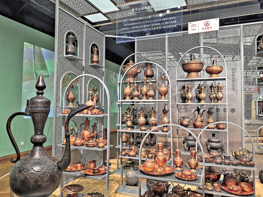 ● 「生活中的非遺」展廳裏展出的新疆維吾爾族銅器