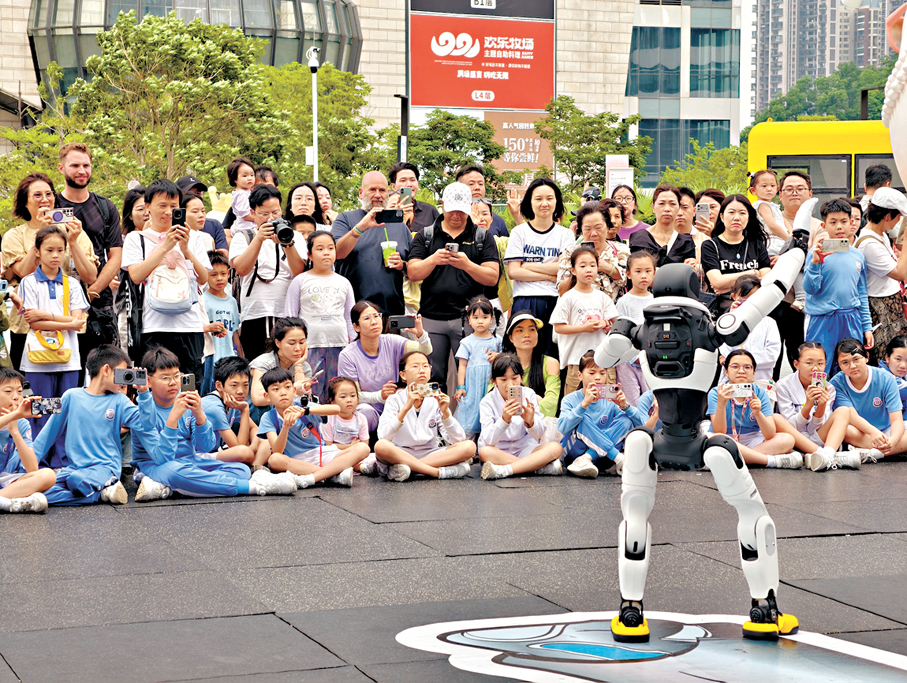 ●遊客在「機器人大道」欣賞機器人表演。