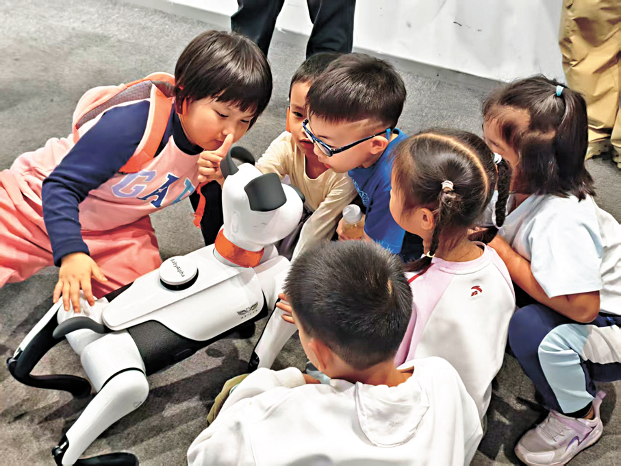 ●孩子可近距離觀賞各類機器人。