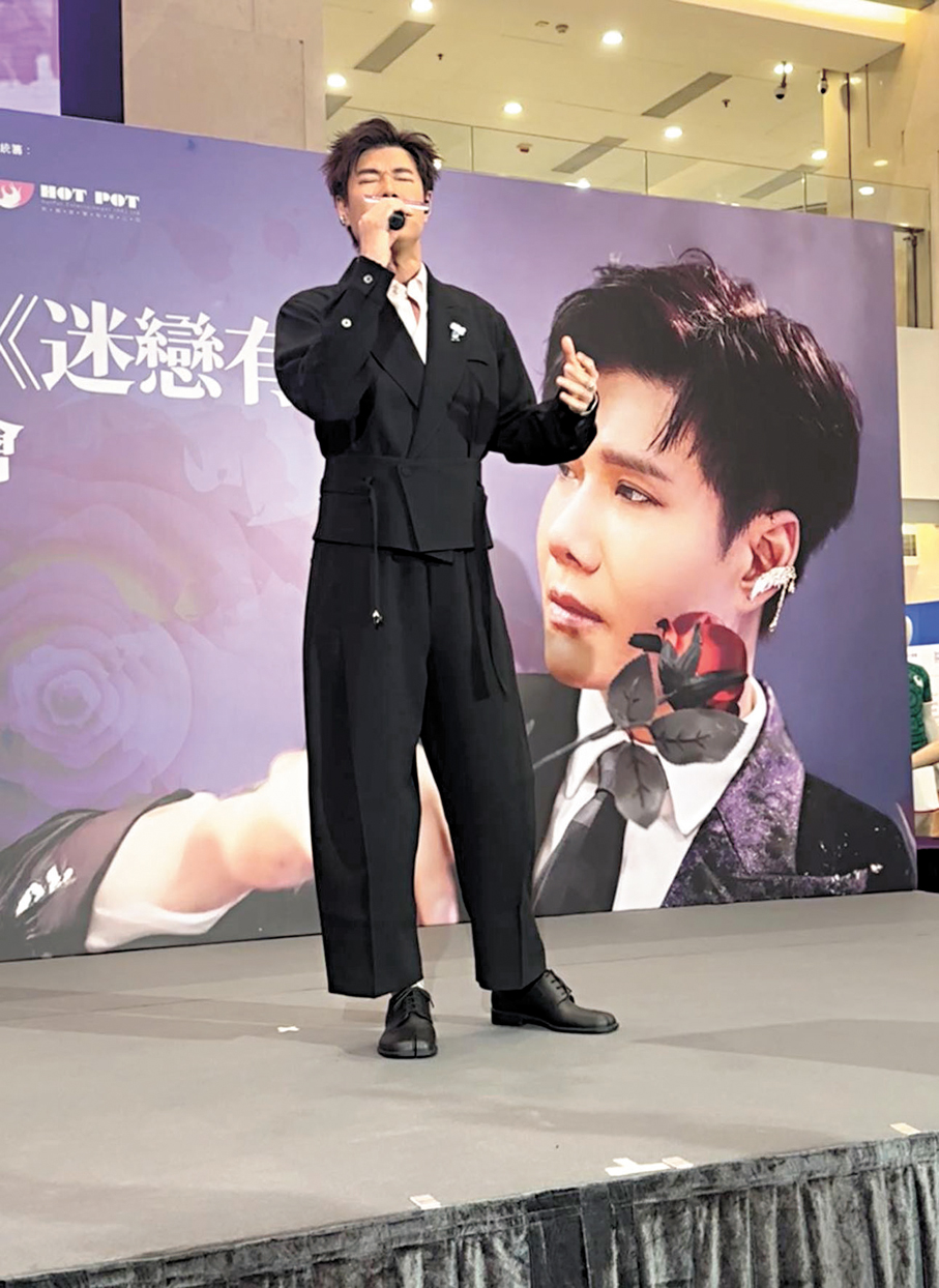 ●張與辰深情獻唱。  香港文匯報記者子棠  攝