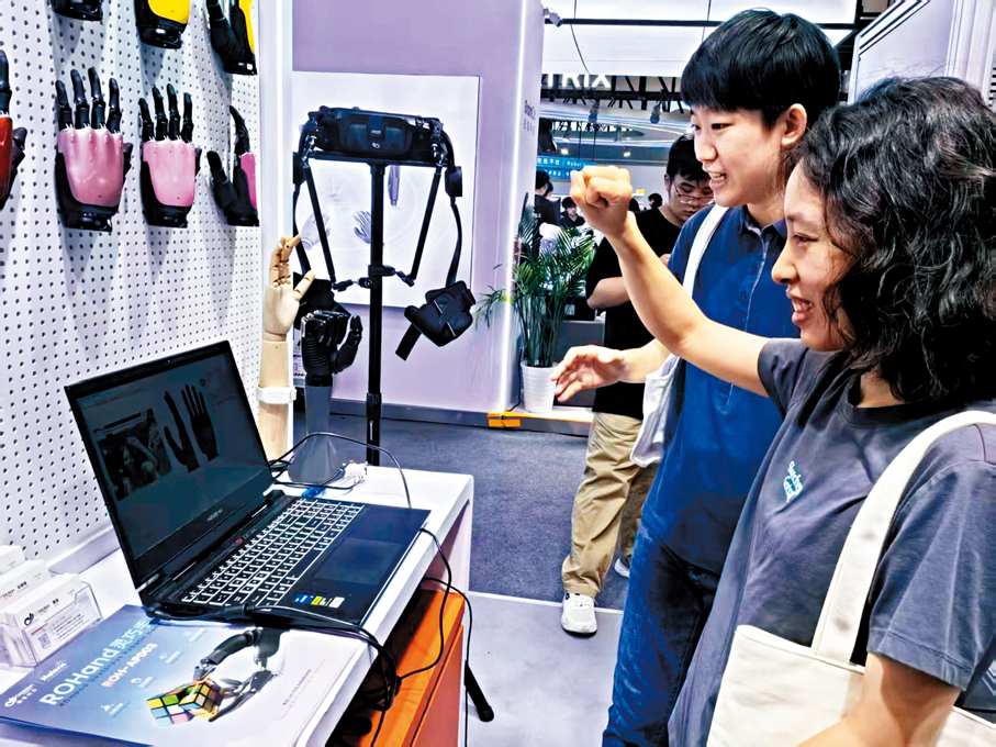 ●傲意科技展台，體驗者與靈巧手互動，讓靈巧手模仿自己的動作。