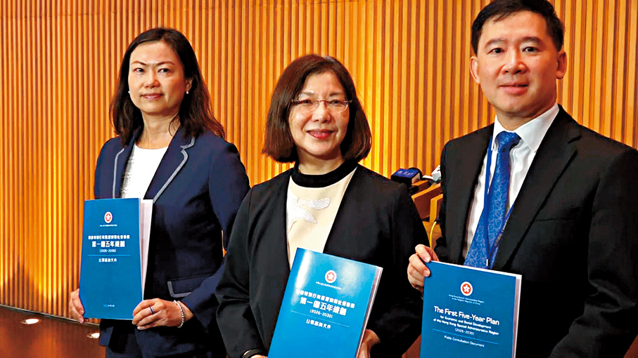 ●謝小華（中）說，香港首個五年規劃公眾諮詢上月15日正式啟動，至今已舉辦逾30場公眾諮詢會。 資料圖片