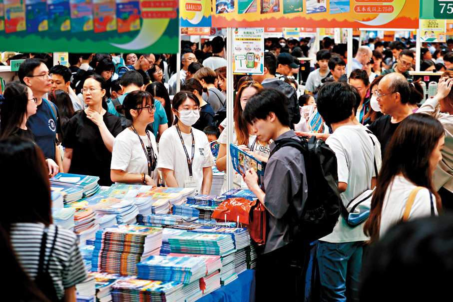 ●香港書展第四日適逢周末，氣氛特別熱鬧。 香港文匯報記者北山彥 攝