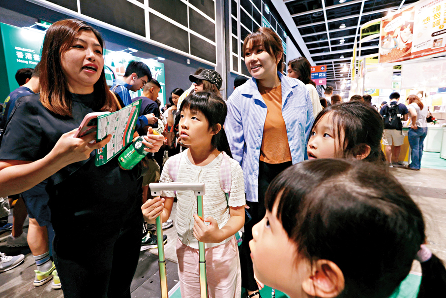 ●帶備推車的陳女士。香港文匯報記者北山彥  攝