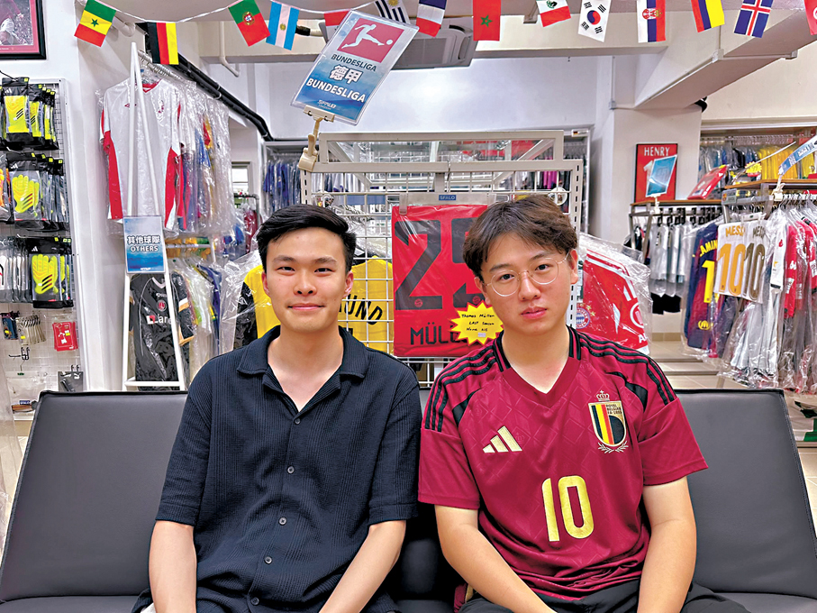 ●球迷陳先生和繆先生。香港文匯報實習記者陳胤龍  攝