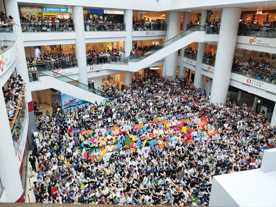 ●有商場吸引大批市民觀看世界盃賽事直播。 資料圖片