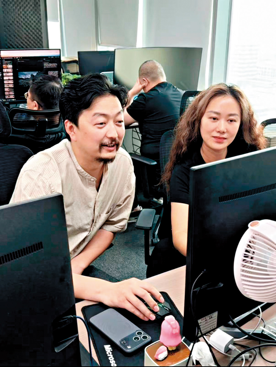 ●卓淵影視總經理第五洋洋（左）正在與同事探討AI短劇的製作。
