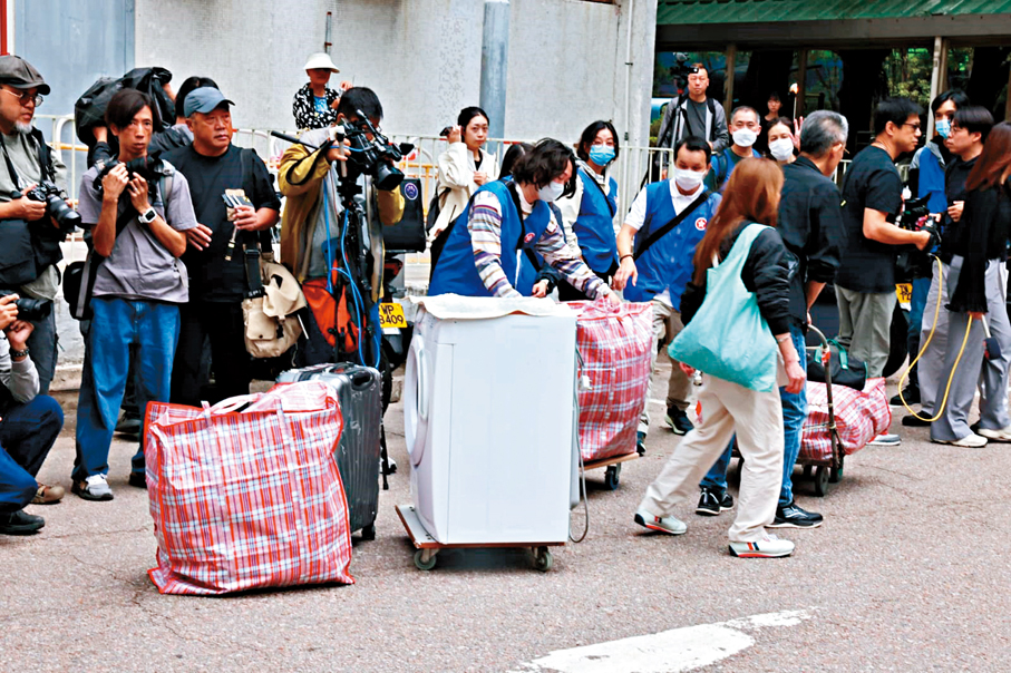●去年12月，政府應急隊人員協助宏福苑居民搬運大型家電。資料圖片