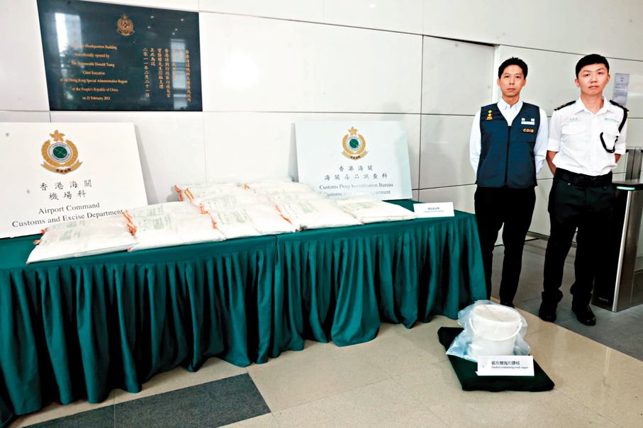 ●海關講述在德國抵港報稱糖塊空運貨物破獲約131公斤氯胺酮毒品案詳情。香港文匯報記者劉友光  攝