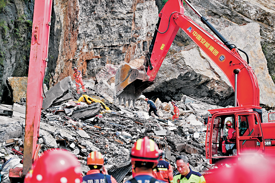 ●7月17日9時10分許，重慶彭水縣漢葭街道發生一起山體崩塌，造成多人被埋失聯。救援進入第二天，多方力量在現場繼續加緊救援。 圖為7月18日，救援人員在現場救援。新華社