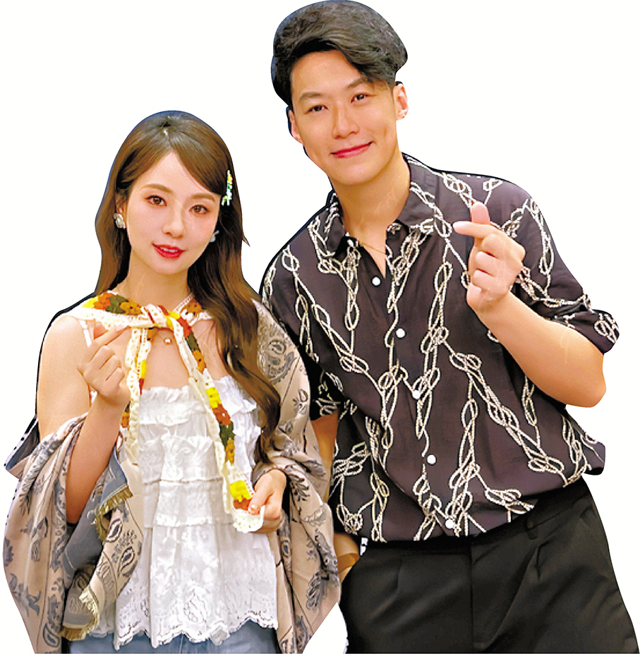 ●谷婭溦與節目主持張宇航合影。