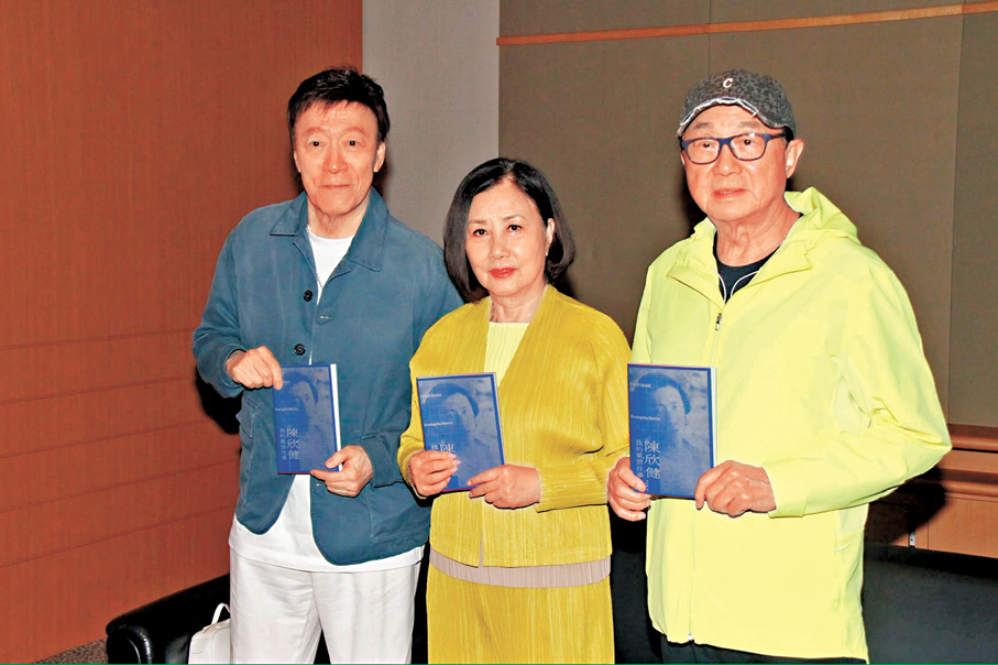 ●陳欣健（左）推出新書，許冠文（右）和汪明荃昨日現身書展支持。 香港文匯報記者達里  攝