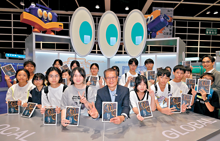 ●圖為陳茂波日前與一班中學生逛香港書展時，選了一本人工智能應用和人機協作為主題的書送給他們。 陳茂波網誌圖片