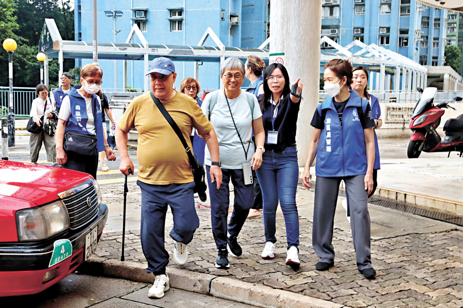 ●在大會結束後，部分居民乘坐南區關愛隊安排的專車返回漁映樓。 香港文匯報記者劉友光  攝