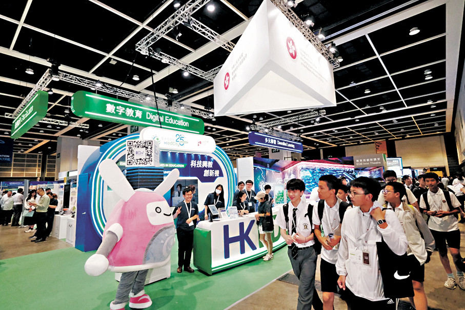 ●專家建議加強跨學科的應用支援，讓科技由一門學科提升為各個學科的重要基礎，融入不同科目之中。圖為學生參觀「學與教博覽」展會。 資料圖片
