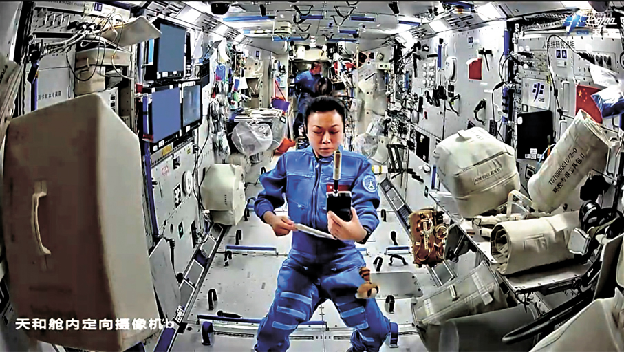 ●乘組使用相關儀器對艙內風速、溫度進行測量。 視頻截圖