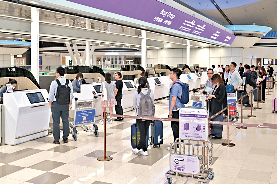 ●香港快運上月10日正式遷入T2以來，首個月處理近30萬名離境旅客。圖為旅客使用T2行李託運服務。 資料圖片