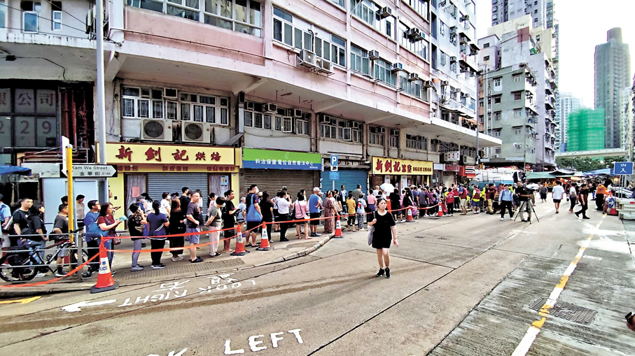 ●筲箕灣昨日清晨開始陸續出現大範圍暫停食水供應，耀東邨、東旭苑、明華大廈及東大街等多個屋苑和樓宇至少一萬戶受影響。金華街一度有過百居民排隊「撲水」。香港文匯報記者鄺福強  攝