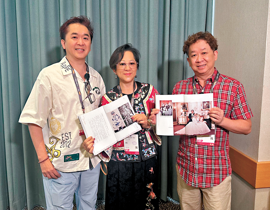 ●(左起）鄧兆尊、鄧翠玉和鄧兆榮為《千面伶王新馬師曾》提供資料。 香港文匯報記者子棠 攝